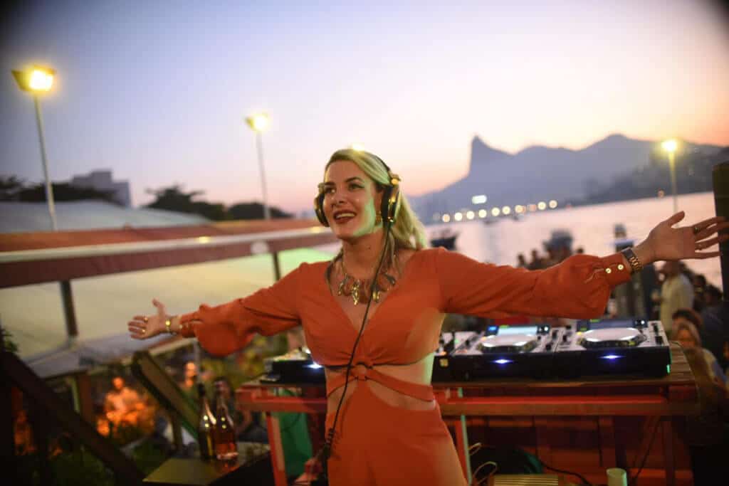 As 18 melhores festas para curtir a virada de ano no Rio de Janeiro 7 Prislla no Flutuante. Crédito fotos. Ari Kaye As 18 melhores festas para curtir a virada de ano no Rio de Janeiro