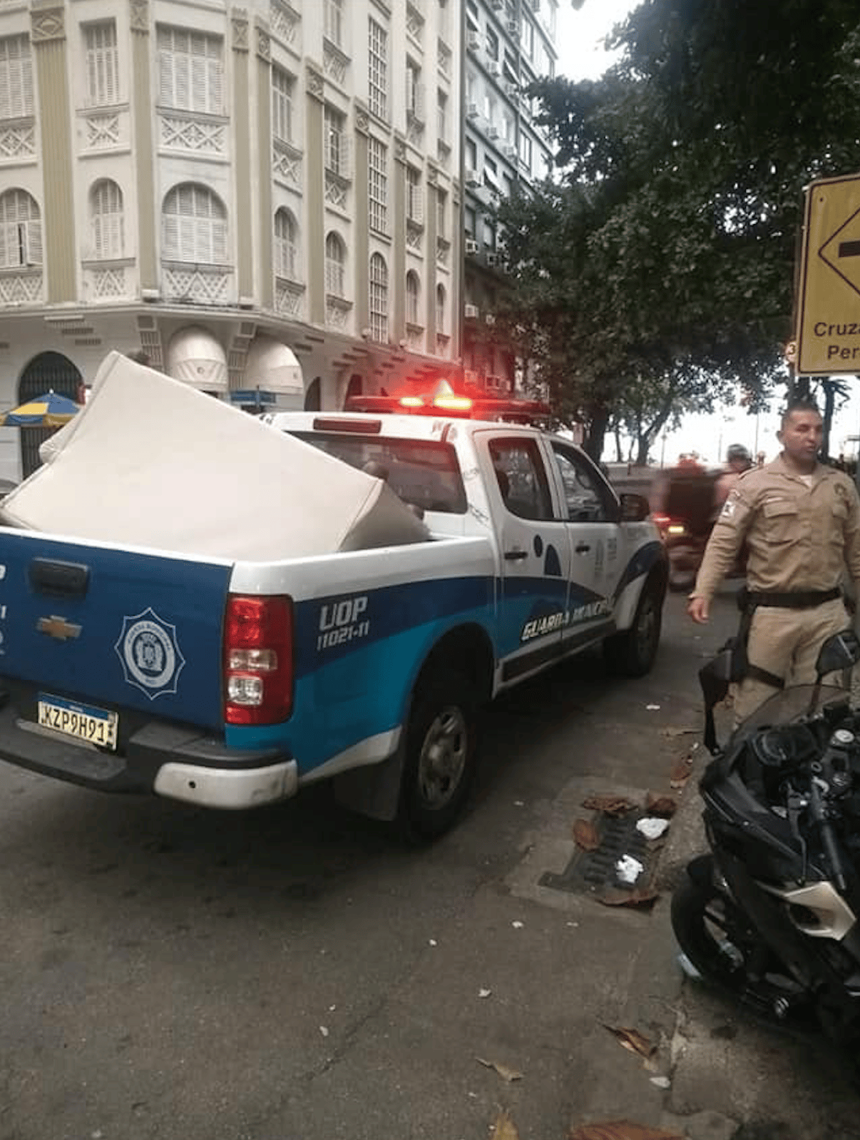 Moradores de rua transformam Copacabana em latrina a céu aberto e espalham  móveis pelas ruas: comércio e consumo de drogas é a regra - Diário do Rio de  Janeiro