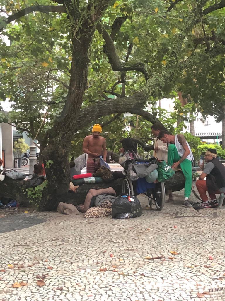 Moradores de rua transformam Copacabana em latrina a céu aberto e espalham  móveis pelas ruas: comércio e consumo de drogas é a regra - Diário do Rio de  Janeiro