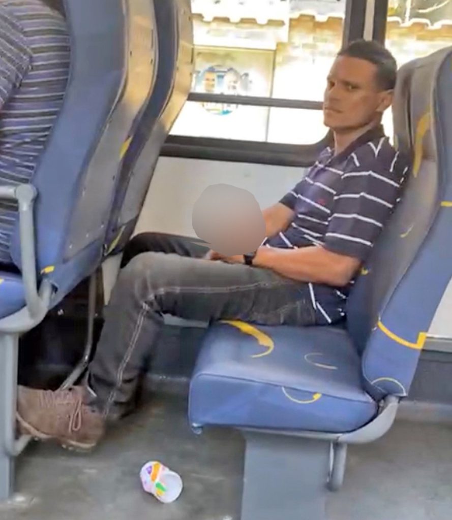 Homem é preso por assediar uma menina de 15 anos dentro de ônibus em Duque de Caxias 1 27bus1b Homem é preso por assediar uma menina de 15 anos dentro de ônibus em Duque de Caxias