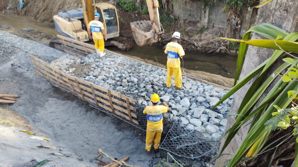Prefeitura do Rio trabalha para recuperar 12 canais da cidade até dezembro 3 Muro do Rio Prata do Cabucu sendo recuperado em Campo Grande Foto Divulgacao Fundacao RioAguas Prefeitura do Rio trabalha para recuperar 12 canais da cidade até dezembro