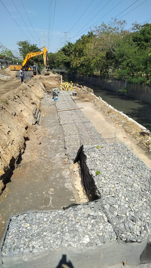 Prefeitura do Rio trabalha para recuperar 12 canais da cidade até dezembro 1 Muro do Rio dos Cachorros sendo recuperado em Iraja Foto Divulgacao Fundacao RioAguas Prefeitura do Rio trabalha para recuperar 12 canais da cidade até dezembro