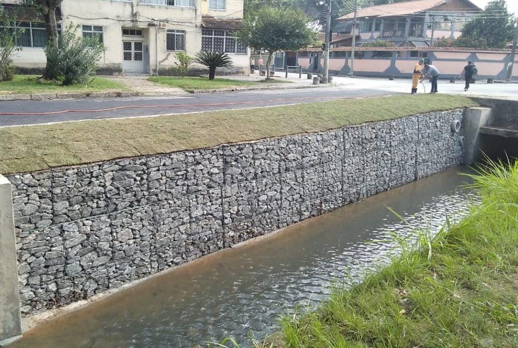 Prefeitura do Rio trabalha para recuperar 12 canais da cidade até dezembro 2 Rio Tingui com muro recuperado em Marechal Hermes Foto Divulgacao Fundacaoo RioAguas Prefeitura do Rio trabalha para recuperar 12 canais da cidade até dezembro