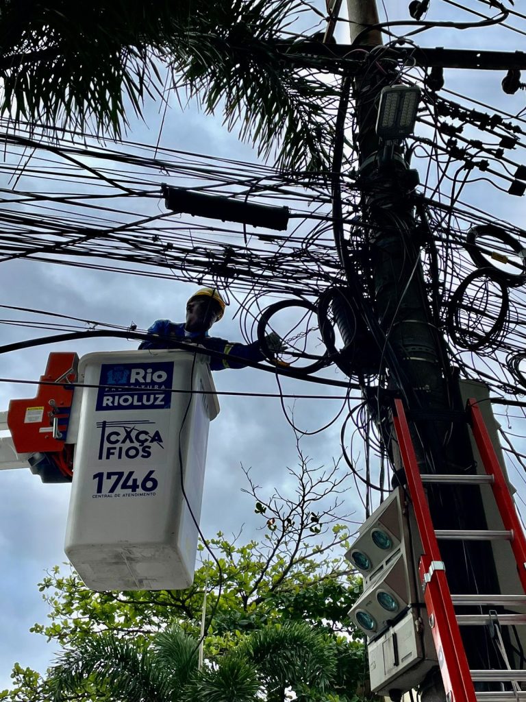 ‘Caça fios’: Prefeitura inicia projeto para retirada de fiação abandonada ou mal colocada na cidade do Rio 2 WhatsApp Image 2022 10 25 at 10.10.05 ‘Caça fios’: Prefeitura inicia projeto para retirada de fiação abandonada ou mal colocada na cidade do Rio