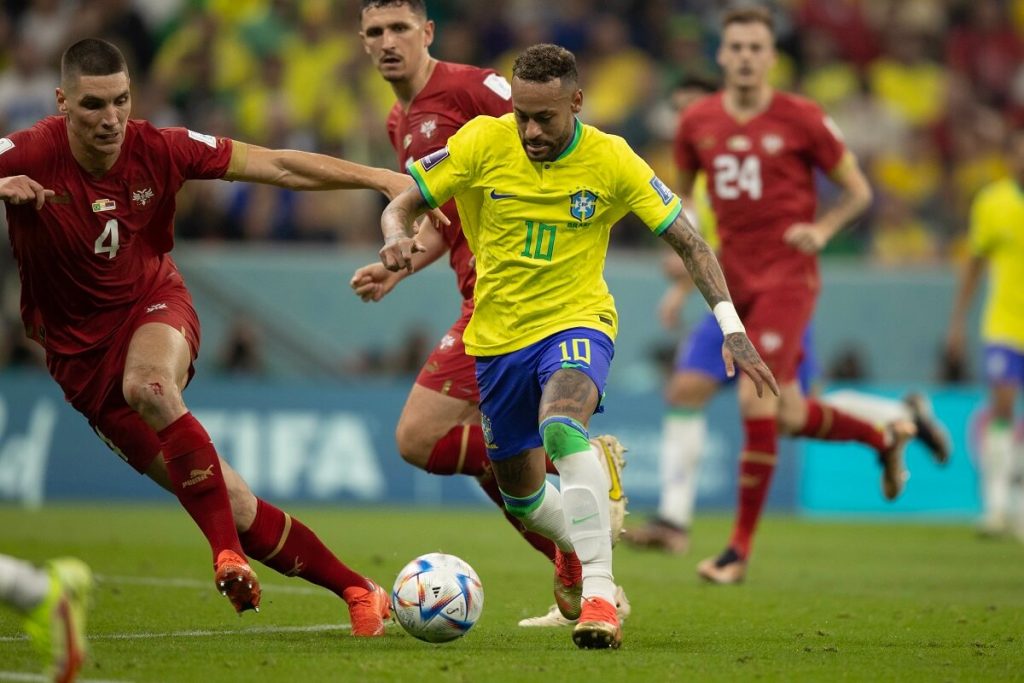 Neymar em ação pelo Brasil contra a Sérvia pela Copa do Mundo 2022