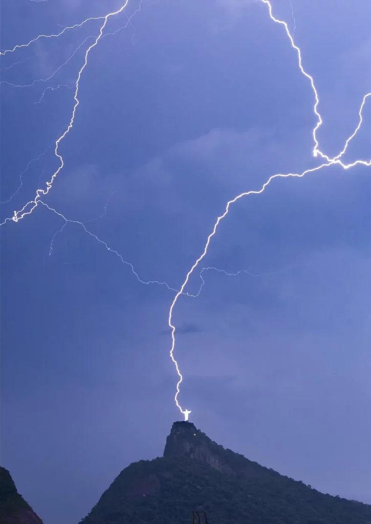 Fotógrafos registram mais raios atingindo o Cristo Redentor 1 23raio3 Fotógrafos registram mais raios atingindo o Cristo Redentor