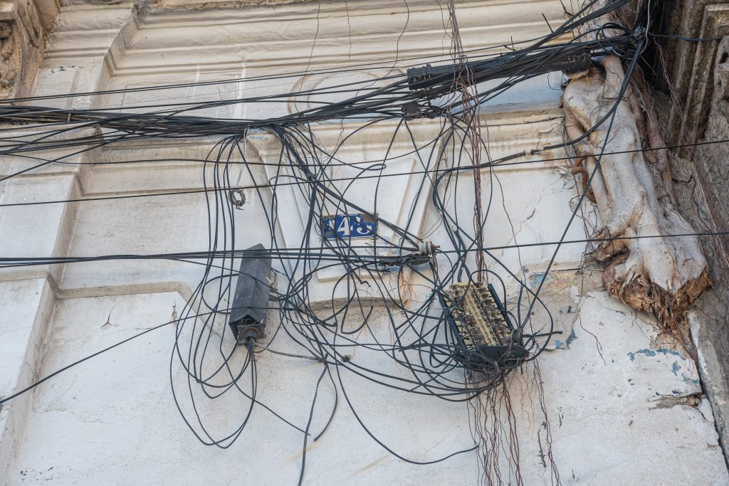 Após três décadas, Prefeitura volta a ‘caçar’ emaranhados de fios que enfeiam a cidade 1 Proximo ao distrito naval. Foto Daniel Martins 3 Após três décadas, Prefeitura volta a ‘caçar’ emaranhados de fios que enfeiam a cidade