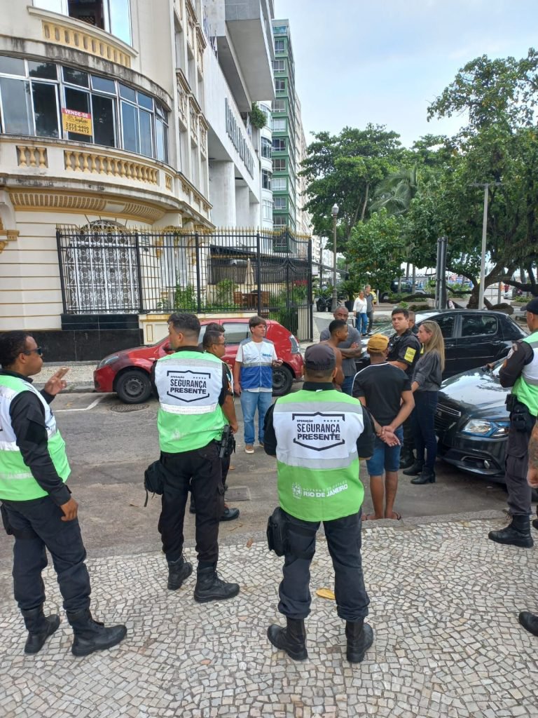 Operação na Avenida Atlântica limpa esquina tomada por viciados e mendigos; moradores eram ameaçados 6 WhatsApp Image 2023 02 07 at 20.37.38 1 Operação na Avenida Atlântica limpa esquina tomada por viciados e mendigos; moradores eram ameaçados
