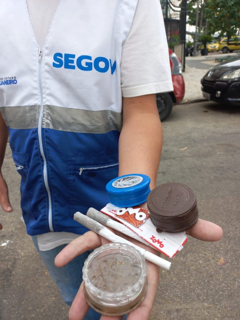 Operação na Avenida Atlântica limpa esquina tomada por viciados e mendigos; moradores eram ameaçados 2 WhatsApp Image 2023 02 07 at 20.37.38 Operação na Avenida Atlântica limpa esquina tomada por viciados e mendigos; moradores eram ameaçados