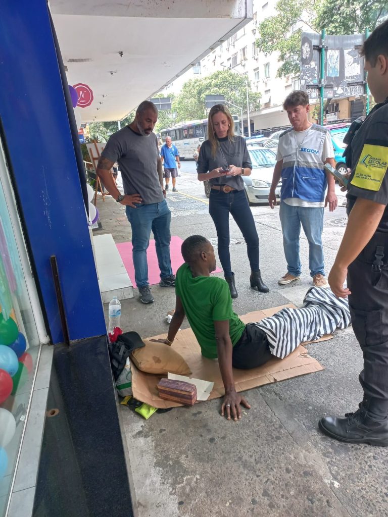 Operação na Avenida Atlântica limpa esquina tomada por viciados e mendigos; moradores eram ameaçados 5 WhatsApp Image 2023 02 07 at 20.37.39 1 1 Operação na Avenida Atlântica limpa esquina tomada por viciados e mendigos; moradores eram ameaçados