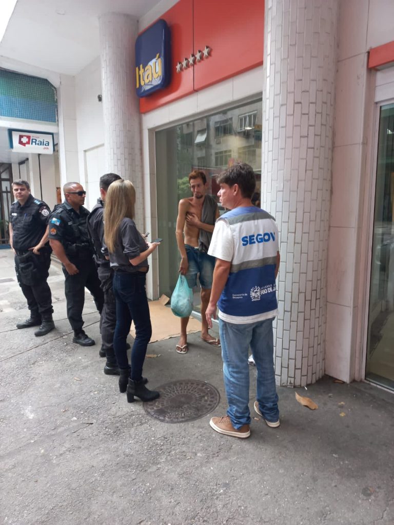 Operação na Avenida Atlântica limpa esquina tomada por viciados e mendigos; moradores eram ameaçados 8 WhatsApp Image 2023 02 07 at 20.37.39 2 Operação na Avenida Atlântica limpa esquina tomada por viciados e mendigos; moradores eram ameaçados