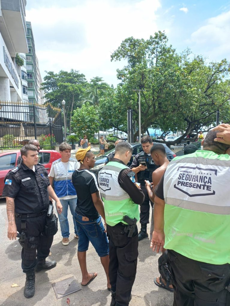 Operação na Avenida Atlântica limpa esquina tomada por viciados e mendigos; moradores eram ameaçados 7 WhatsApp Image 2023 02 07 at 20.37.39 3 Operação na Avenida Atlântica limpa esquina tomada por viciados e mendigos; moradores eram ameaçados