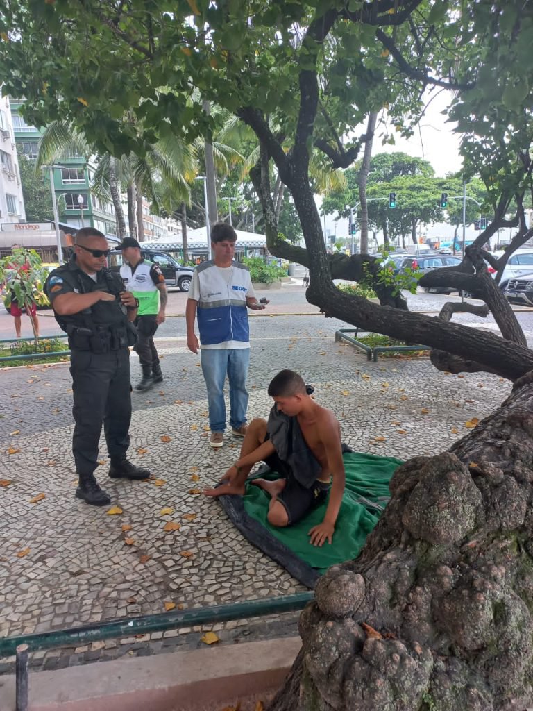 Operação na Avenida Atlântica limpa esquina tomada por viciados e mendigos; moradores eram ameaçados 3 WhatsApp Image 2023 02 07 at 20.37.40 Operação na Avenida Atlântica limpa esquina tomada por viciados e mendigos; moradores eram ameaçados