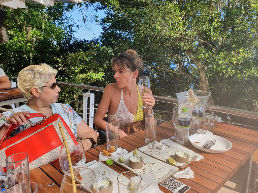 Ivana Lutebark e Carol Kobylko no Classico Beach Club do Pão de Açúcar