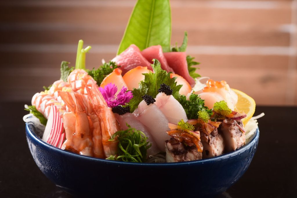 Do barco para a mesa: Peixoto Sushi se destaca com uma odisseia de sabores que eleva a gastronomia japonesa no Rio 1 Moriawase de sashimi Do barco para a mesa: Peixoto Sushi se destaca com uma odisseia de sabores que eleva a gastronomia japonesa no Rio