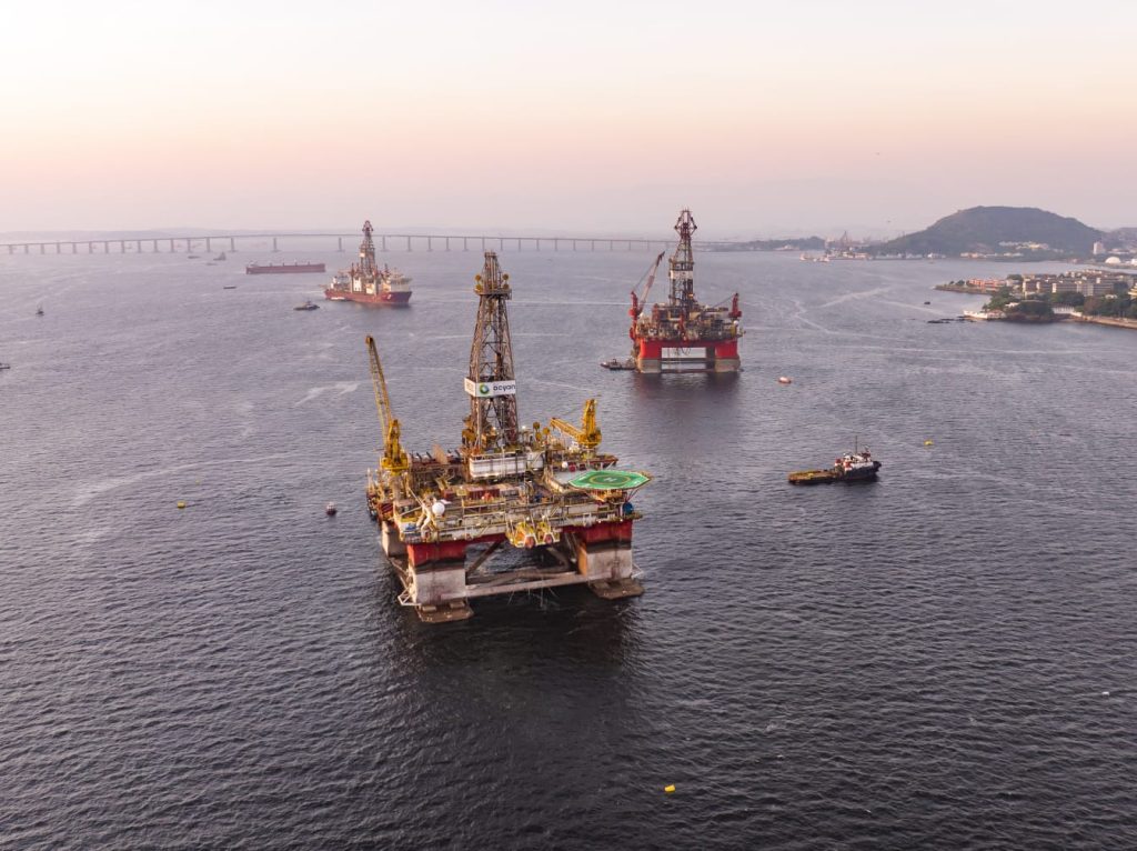 3 Plataformas de Petróleo chegaram ao Porto do Rio 4 plataformas de petroleo fundeadas no porto do rio imagens Nobrudrone 1 3 Plataformas de Petróleo chegaram ao Porto do Rio