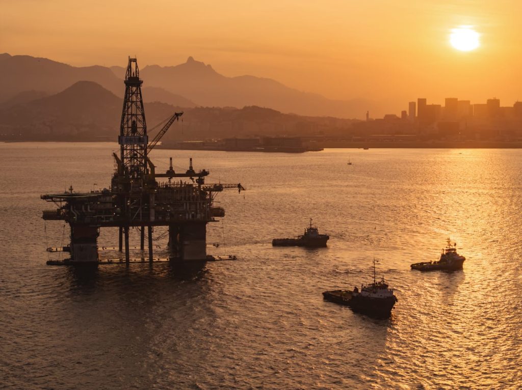 3 Plataformas de Petróleo chegaram ao Porto do Rio 1 plataformas de petroleo fundeadas no porto do rio imagens Nobrudrone 2 3 Plataformas de Petróleo chegaram ao Porto do Rio
