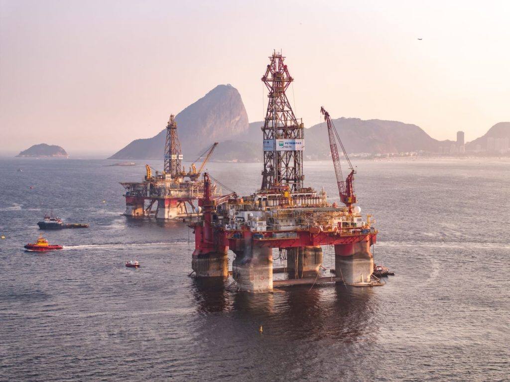 3 Plataformas de Petróleo chegaram ao Porto do Rio 3 plataformas de petroleo fundeadas no porto do rio imagens Nobrudrone 4 3 Plataformas de Petróleo chegaram ao Porto do Rio
