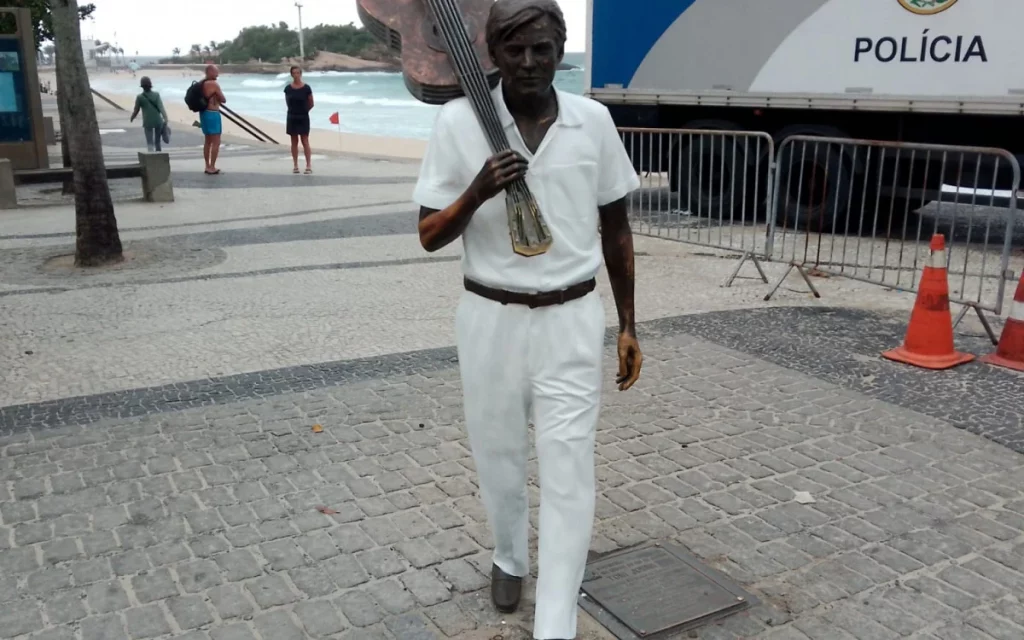 Estátua de Tom Jobim, no Arpoador, passa por restauração devido aos efeitos da maresia 1 1 tom jobim 30780390 Estátua de Tom Jobim, no Arpoador, passa por restauração devido aos efeitos da maresia