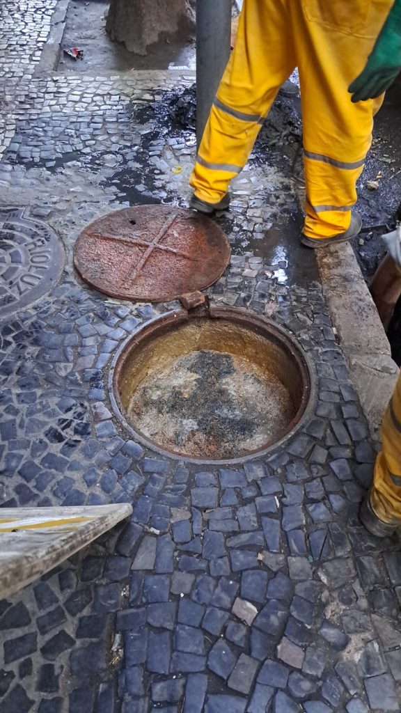 Rua da Assembléia é inundada por esgoto que pode vir de ligação irregular de restaurante 3 3ab2d9ad c1dc 4b44 8a34 61237cb389f0 Rua da Assembléia é inundada por esgoto que pode vir de ligação irregular de restaurante