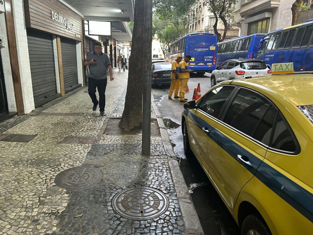 Rua da Assembléia é inundada por esgoto que pode vir de ligação irregular de restaurante 2 530e9ac7 abd9 4cbd 99d5 05652b2618b5 Rua da Assembléia é inundada por esgoto que pode vir de ligação irregular de restaurante