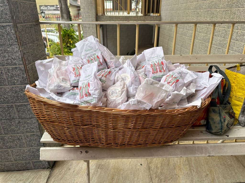Irmandade dos Mercadores distribui doces de Cosme e Damião a crianças de Olaria 1 75128640 797c 46f4 9aac ad81d1f05529 Irmandade dos Mercadores distribui doces de Cosme e Damião a crianças de Olaria
