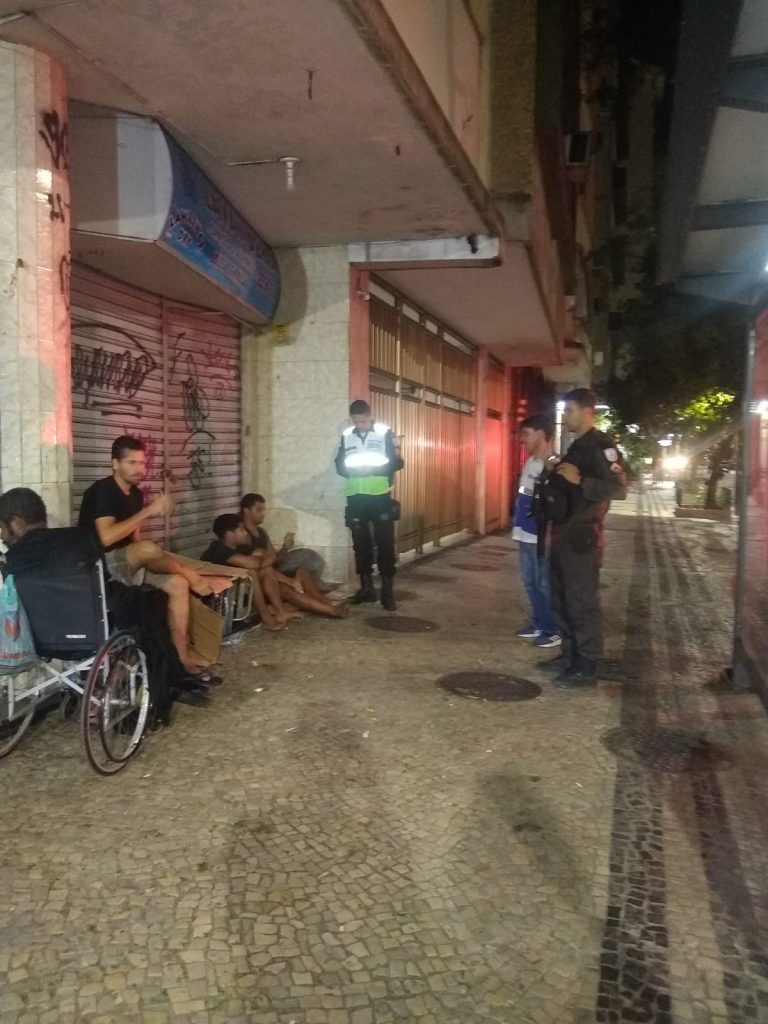 Copacabana: Polícia apreende cocaína e instrumentos para consumo de drogas com moradores de rua 3 Choque de ordem em Copacabana 4 Divulgacao Copacabana: Polícia apreende cocaína e instrumentos para consumo de drogas com moradores de rua