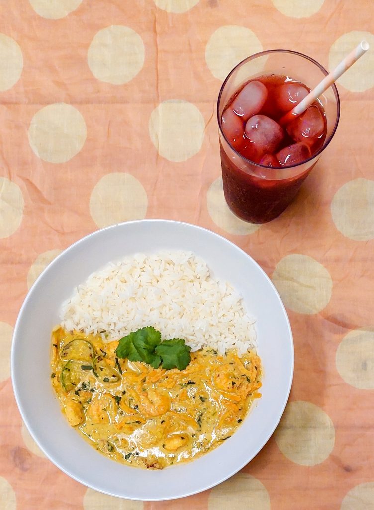 Cotí, em Copacabana, ganha novo menu para o almoço 2 curry de camarao com sucha de hibisco foto Camila Felix Cotí, em Copacabana, ganha novo menu para o almoço