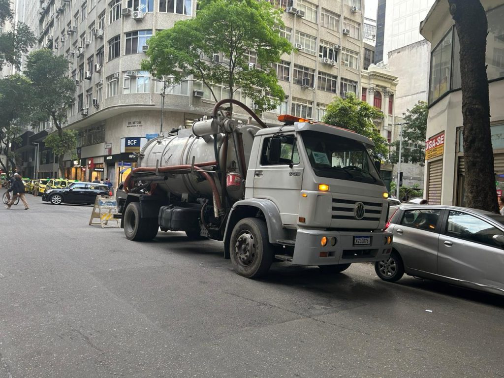 Rua da Assembléia é inundada por esgoto que pode vir de ligação irregular de restaurante 1 ee727cf4 fd6e 400f ad56 4c7ccfde4203 Rua da Assembléia é inundada por esgoto que pode vir de ligação irregular de restaurante