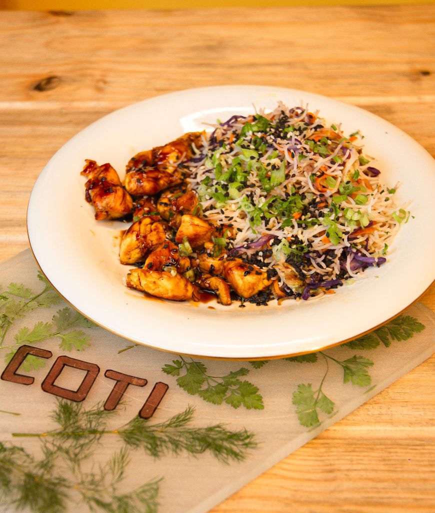 Cotí, em Copacabana, ganha novo menu para o almoço 1 frango teriyaki com bifum foto Giovanna Carelli Cotí, em Copacabana, ganha novo menu para o almoço