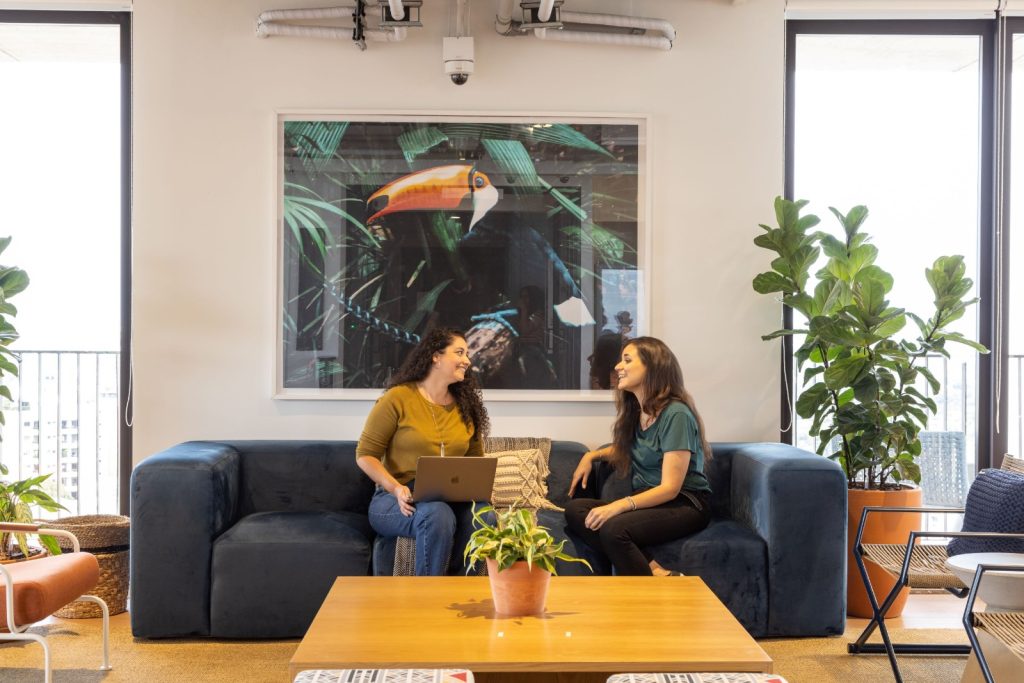 Empresas ainda estão buscando a política ideal de trabalho, aponta pesquisa inédita 1 mulheres no escritorio wework Empresas ainda estão buscando a política ideal de trabalho, aponta pesquisa inédita