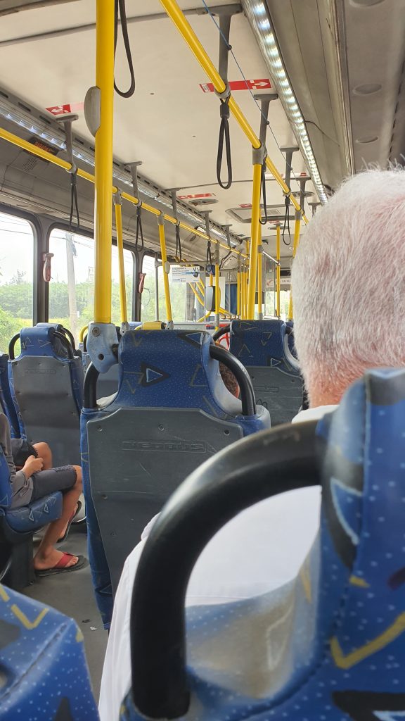 20231117 123225 Sensação térmica dentro de ônibus sem ar-condicionado e com janelas que não abrem passa dos 40 graus