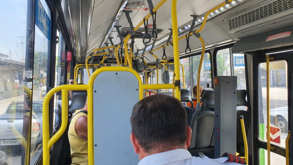 20231117 132636 Sensação térmica dentro de ônibus sem ar-condicionado e com janelas que não abrem passa dos 40 graus