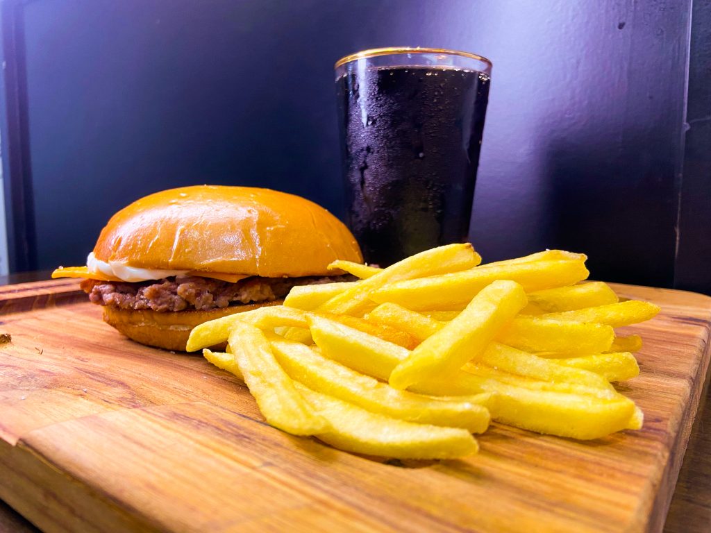 Hamburgueria gourmet, The BBurgers, realiza ações promocionais do sanduíche na Black Friday 2 Combo 2 Black The BB Hamburgueria gourmet, The BBurgers, realiza ações promocionais do sanduíche na Black Friday
