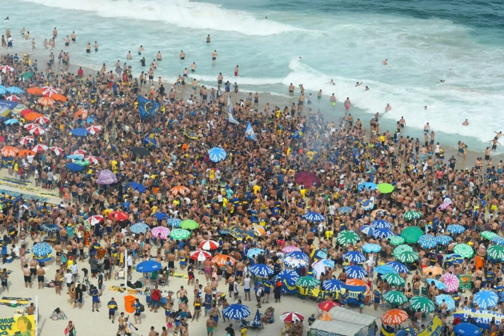 Torcedores do Boca Juniors voltam a lotar trecho da Praia de Copacabana 1 WhatsApp Image 2023 11 03 at 15.30.54 Torcedores do Boca Juniors voltam a lotar trecho da Praia de Copacabana