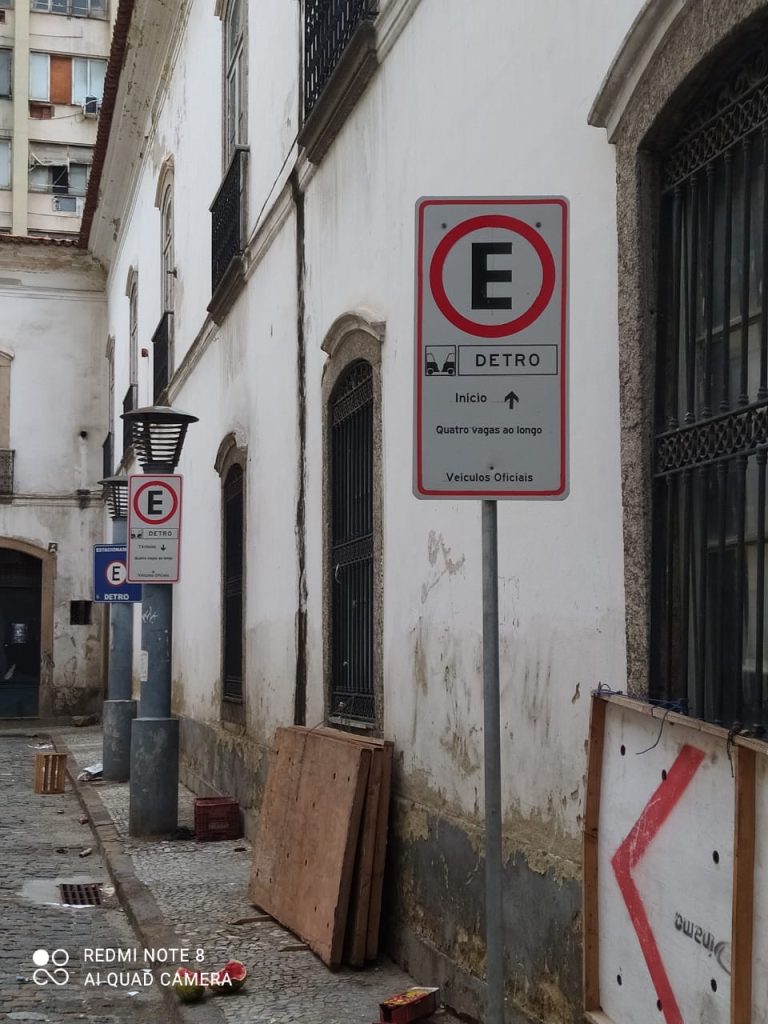 01163bf6 2eaa 4a1b 9c06 f7ee5b231ccd 1 ‘Estacionamento’ do Detro em logradouro público no Centro do Rio é denunciado pela desordem em rua histórica