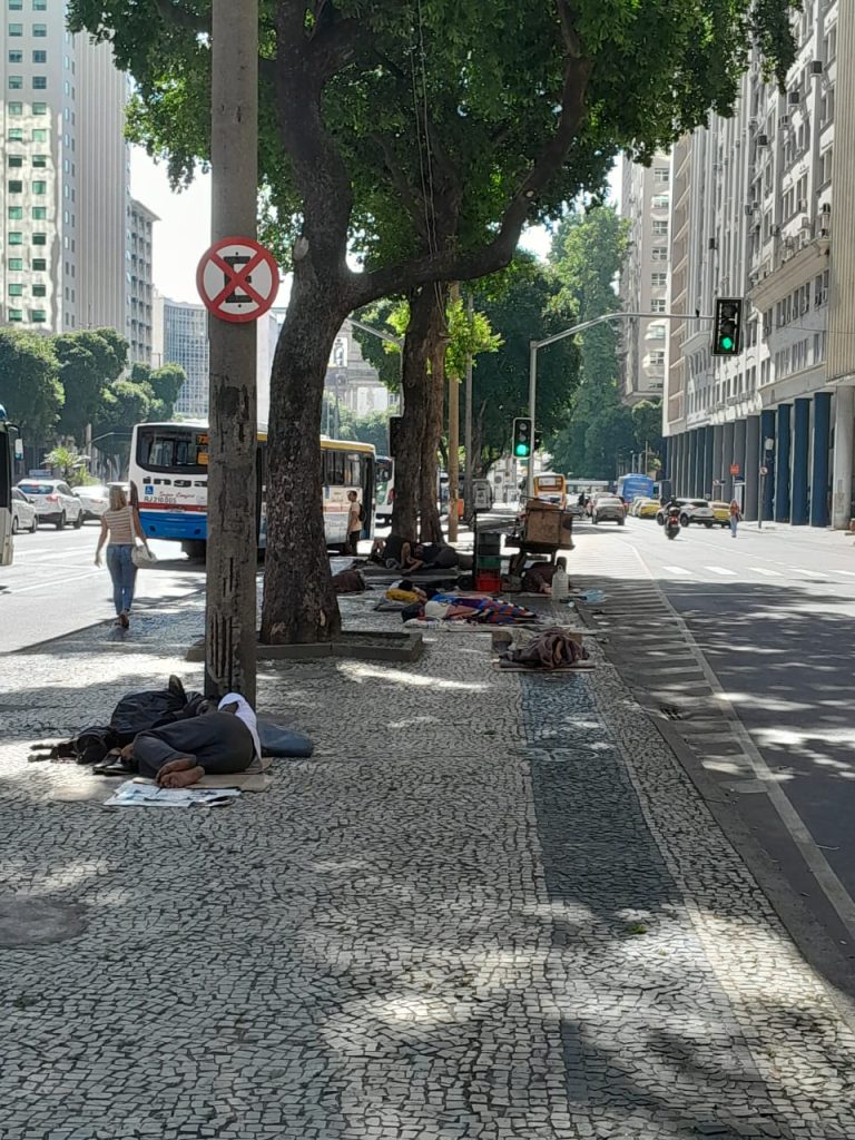 Uma das principais vias da cidade é usada como dormitório até no horário comercial