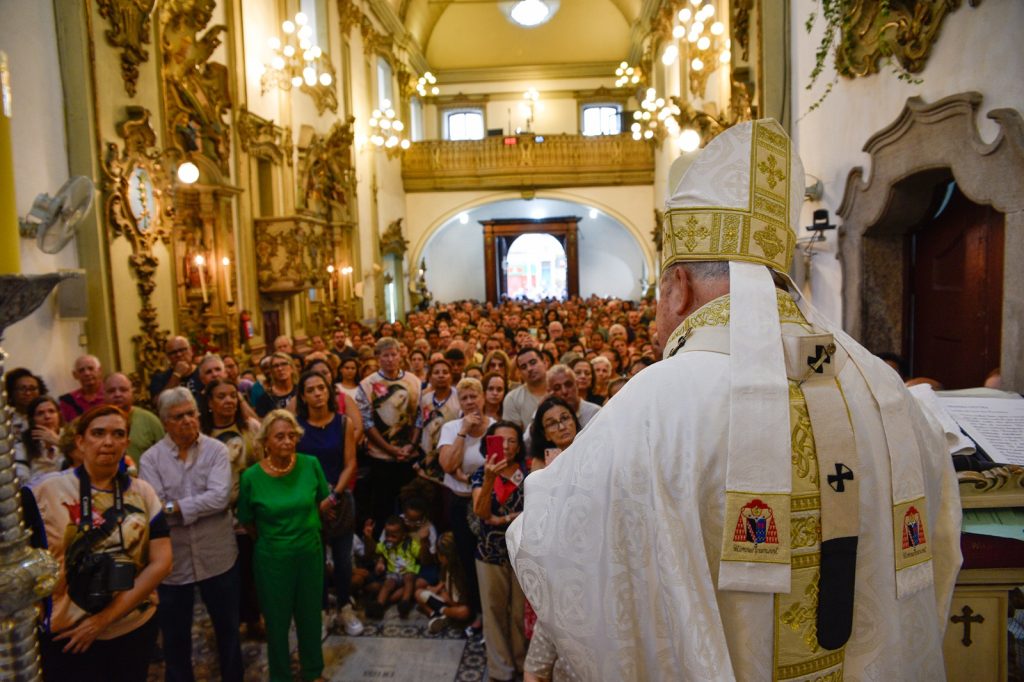 Igreja cheia 1 Milhares de devotos celebram o Dia de Santa Rita de Cássia no Centro do Rio