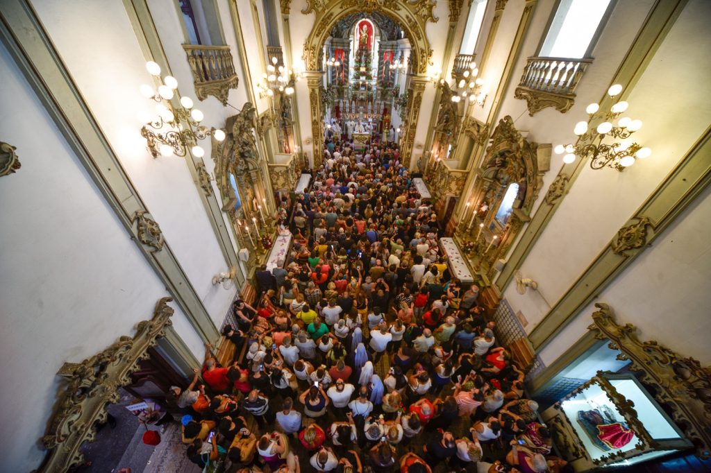 Igreja cheia Milhares de devotos celebram o Dia de Santa Rita de Cássia no Centro do Rio