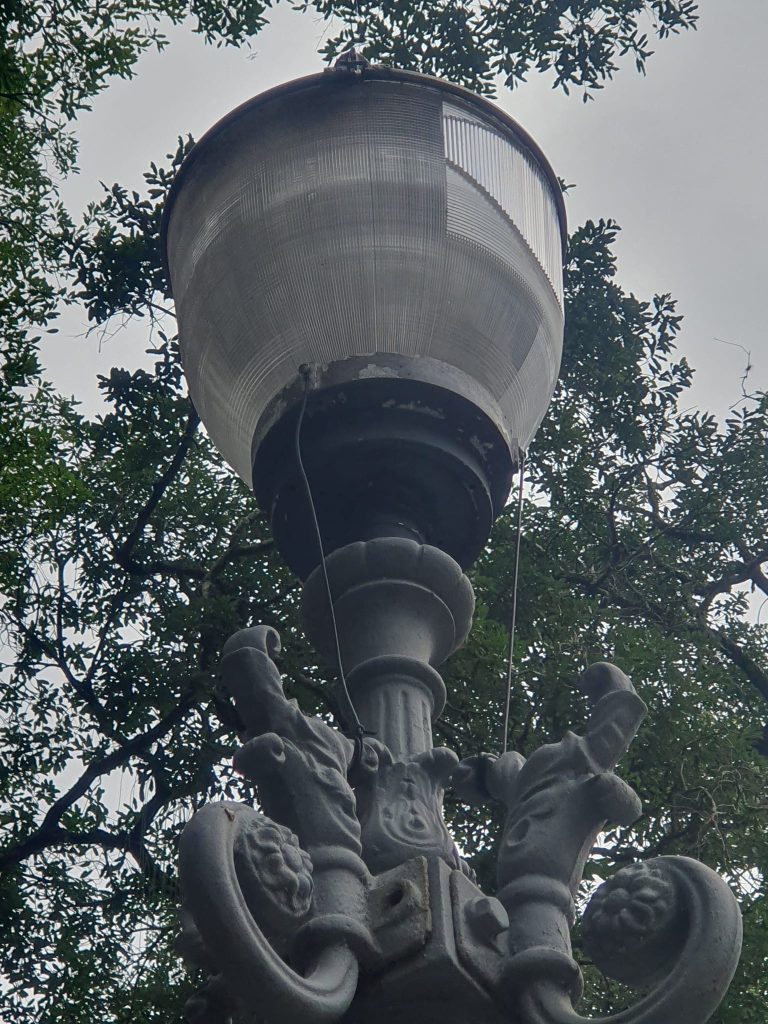 Luminaria presa com arame SOS Patrimonio Luminárias históricas do Centro do Rio estão caindo aos pedaços