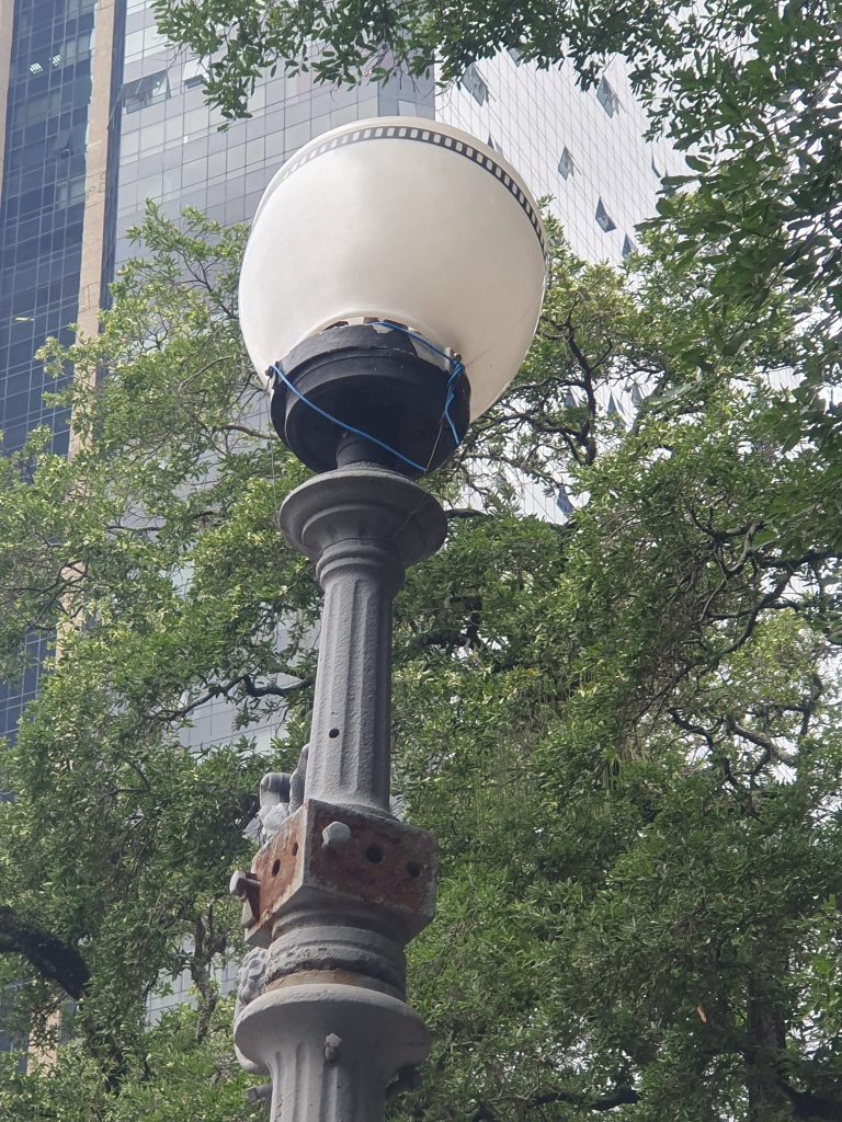 Luminaria remendada SOS Patrimonio Luminárias históricas do Centro do Rio estão caindo aos pedaços