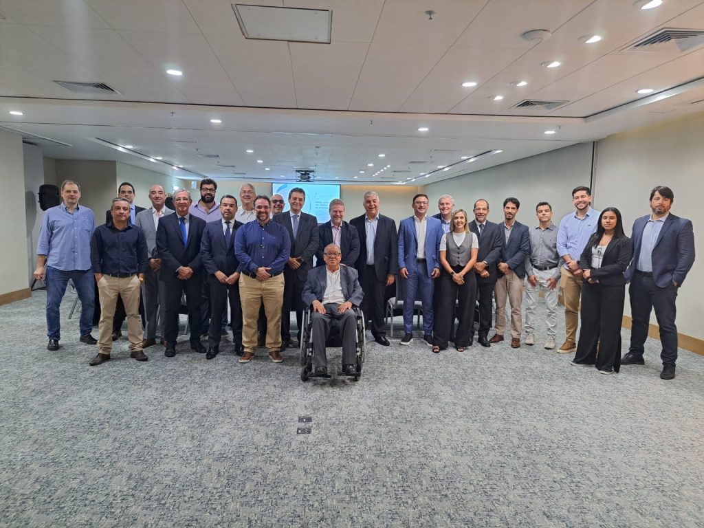 Participantes da assembleia que elegeu Jose Domingo Bouzon Divulgacao José Domingo Bouzon é o novo presidente da ABIH-RJ