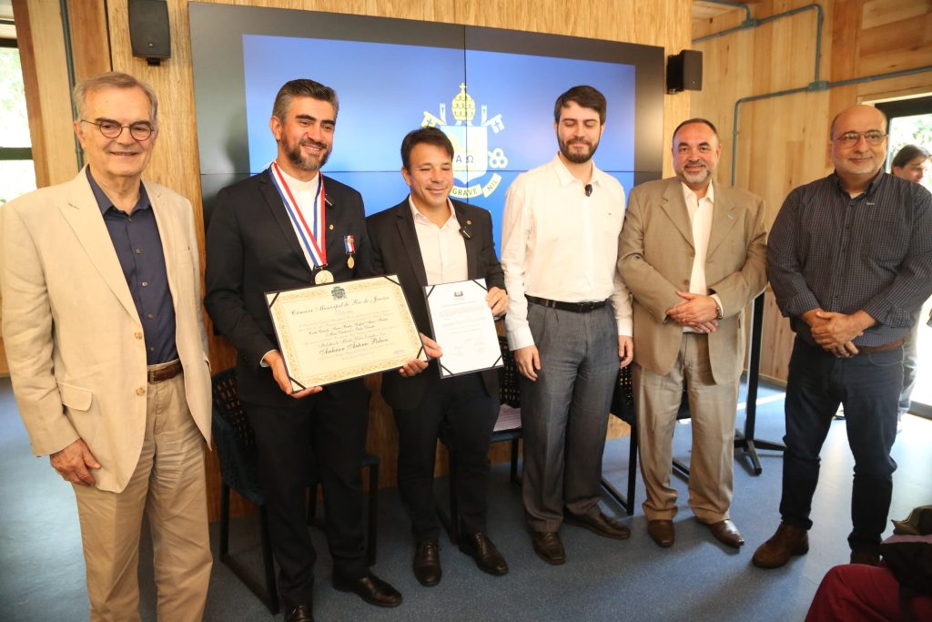 Entrega da honraria da Camara do Rio ao Reitor da PUC Rio Divulgacao Reitor da PUC-Rio é homenageado com a Medalha Pedro Ernesto