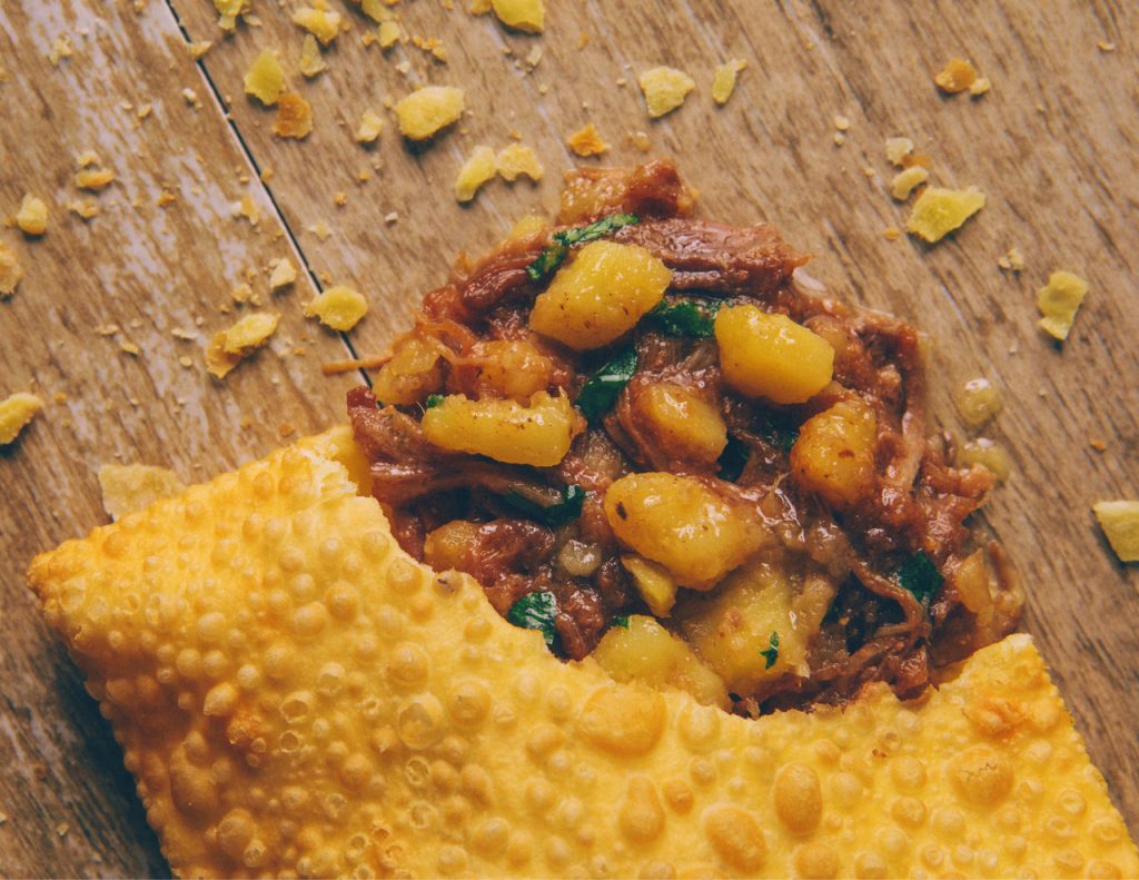 pastel de costela com mandioca 10 pasteis divulgacao 1 Dicas gastronômicas no Rio para comemorar o Dia dos Pais