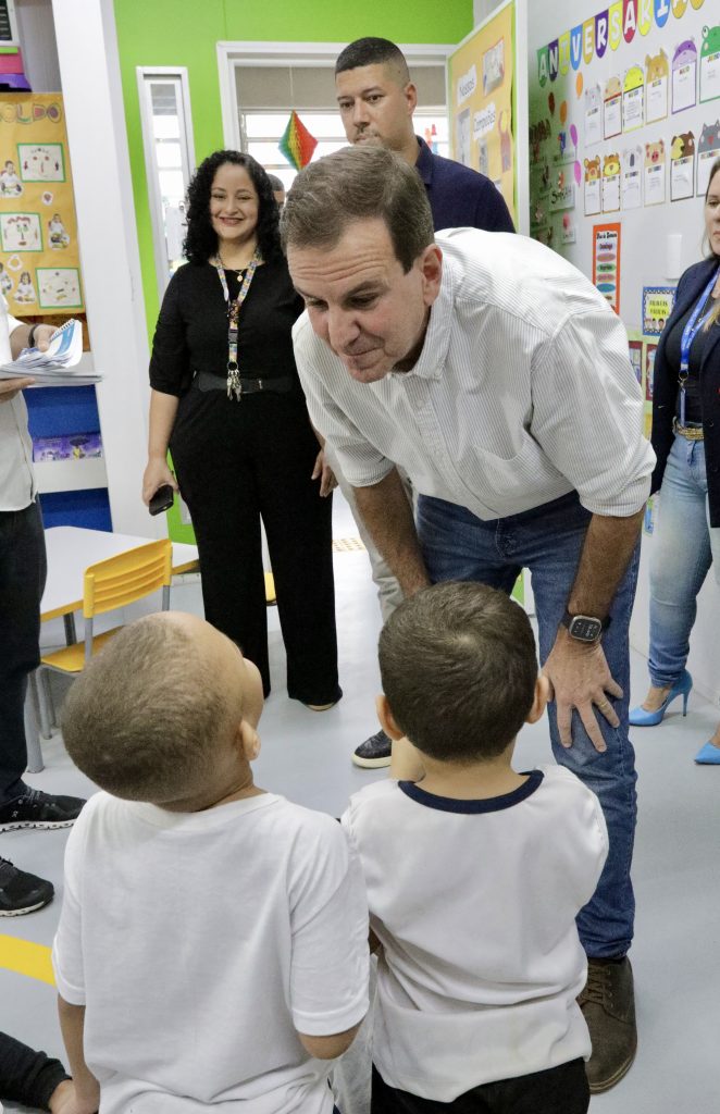 EDI1 Foto BETH SANTOS 1 Eduardo Paes visita creche em Curicica e promete 13 mil novas vagas em creches no Rio