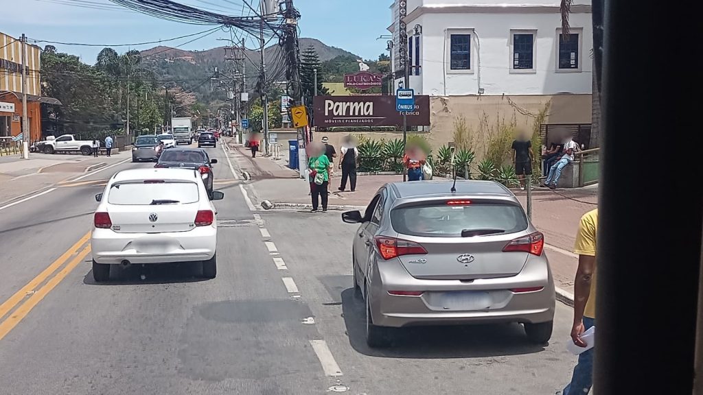 Estacionamento irregular nos pontos de onibus 1 Moradores de Itaipava sofrem com desordem no trânsito