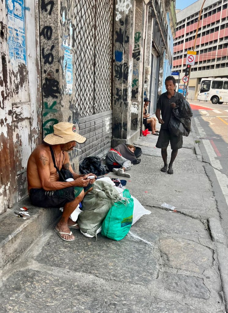 WhatsApp Image 2024 10 18 at 11.58.12 1 'Aqui é grande tapete do Centro, onde a Prefeitura esconde os problemas': moradores denunciam abandono em vias que margeiam o Morro da Conceição