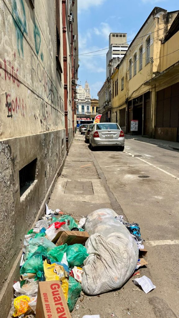 WhatsApp Image 2024 10 18 at 11.58.14 'Aqui é grande tapete do Centro, onde a Prefeitura esconde os problemas': moradores denunciam abandono em vias que margeiam o Morro da Conceição