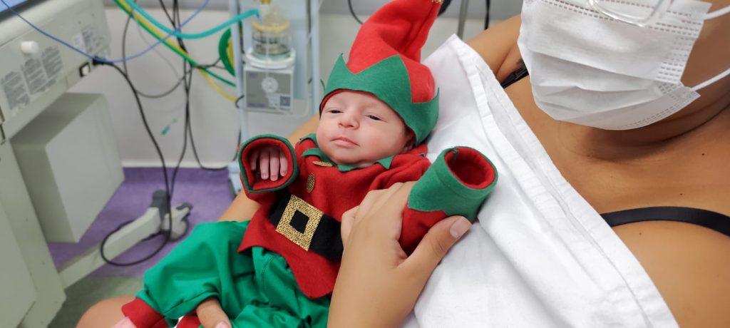 Em ritmo de Natal, recém-nascidos do Hospital Azevedo Lima recebem fantasias e encantam visitantes 1 Natal no HEAL 02 Em ritmo de Natal, recém-nascidos do Hospital Azevedo Lima recebem fantasias e encantam visitantes